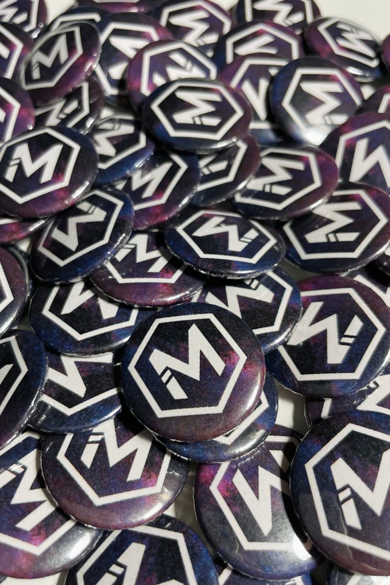 Placka malá "M" s pozadím